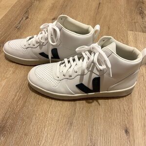 Veja Men's Cream and Black High-Top Sneakers